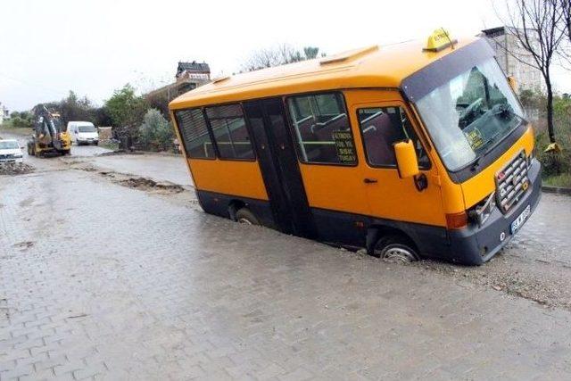 Yağmurun Yardığı Yoldaki Çukura Minibüs Düştü