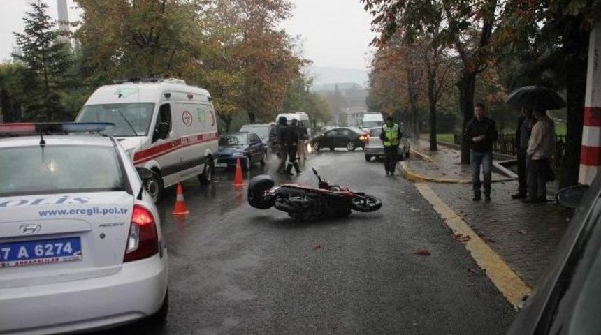 Kaza Yapan Motosiklet S&uuml;r&uuml;c&uuml;s&uuml;n&uuml; Kaskı Kurtardı