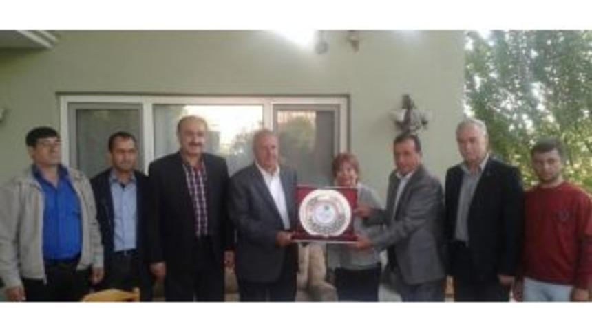 Hayırseverlere Teşekk&uuml;r Plaketi Verildi