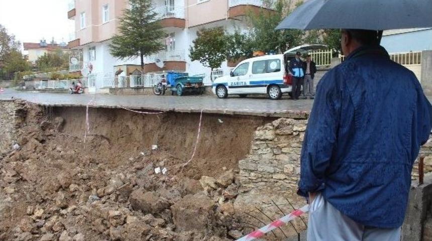 Beyşehir&rsquo;de Yağmur Sonrası İstinat Duvarı &Ccedil;&ouml;kt&uuml;