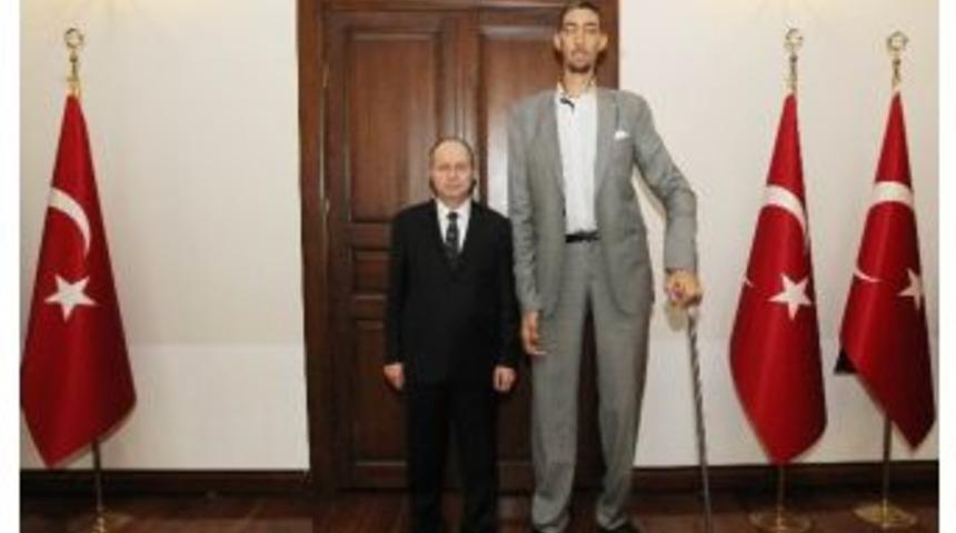 D&uuml;nyanın En Uzun Adamı Vali Kılı&ccedil;lar&rsquo;ı Ziyaret Etti