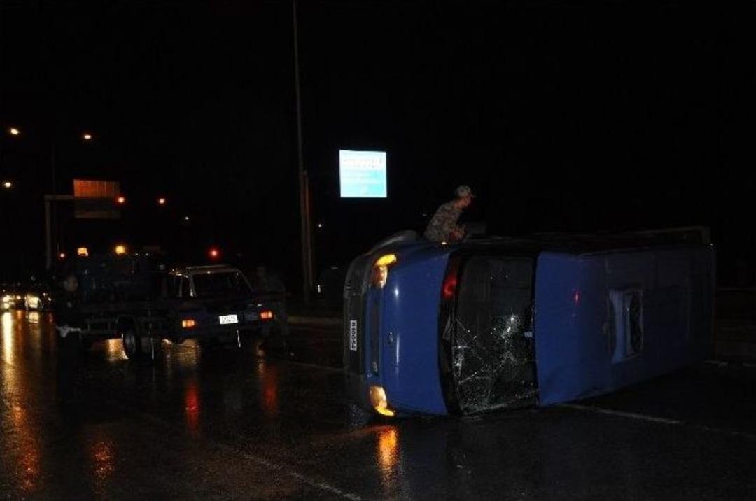 Askeri Minib&uuml;s Devrildi: 2 Yaralı