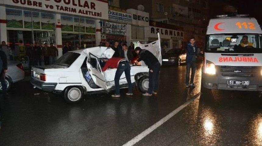 Minib&uuml;s İle Otomobil &Ccedil;arpıştı: 1 Yaralı