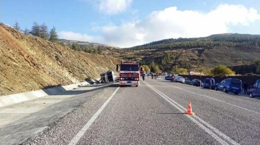 Isparta&rsquo;da İş&ccedil;ileri Taşıyan Minib&uuml;s Devrildi: 15 &Ouml;l&uuml;