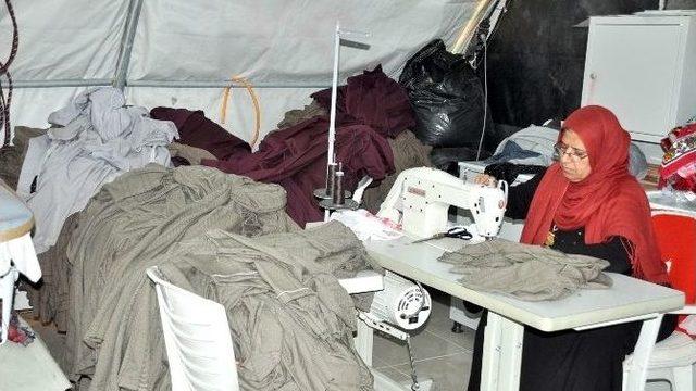 Çadır Kent Öğrencilerine Okul Kiyafeti Dikiliyor