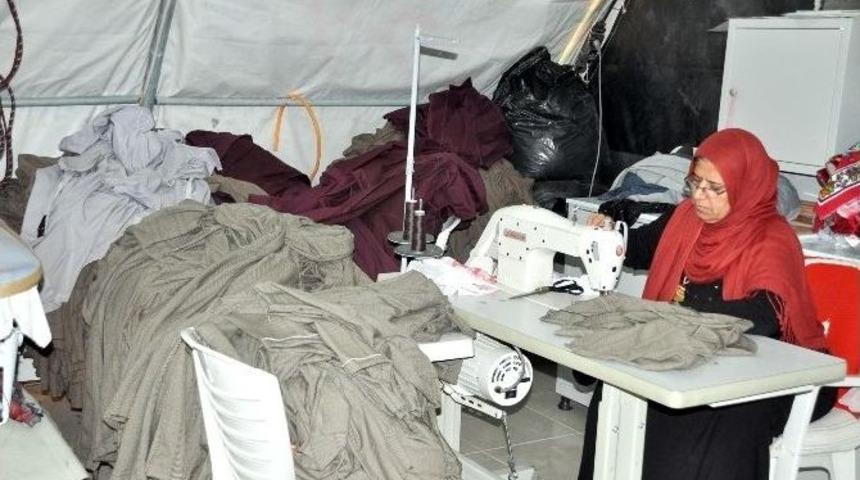 &Ccedil;adır Kent &Ouml;ğrencilerine Okul Kiyafeti Dikiliyor