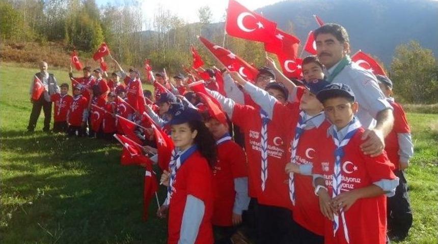 B&uuml;y&uuml;kşehirli İzciler, Al Bayraklarla Y&uuml;r&uuml;d&uuml;