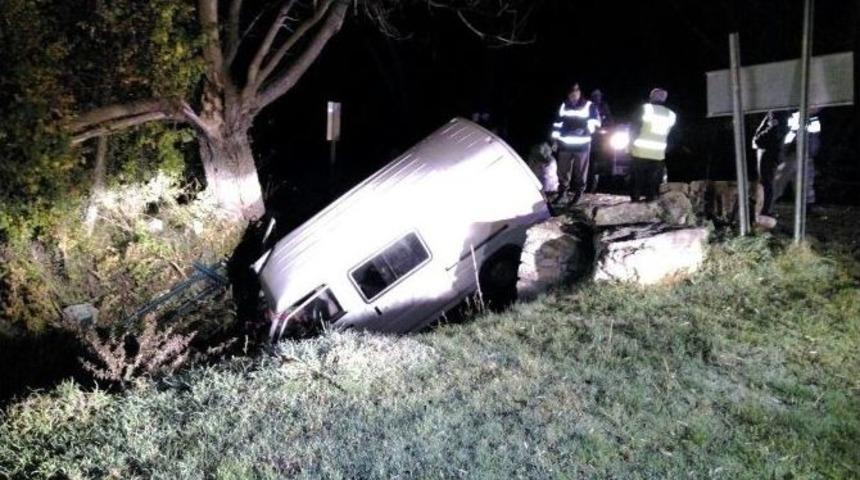 Minib&uuml;s Sulama Kanalına D&uuml;şt&uuml;: 6 Yaralı