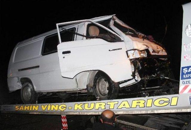 Minibüs Sulama Kanalına Düştü: 6 Yaralı