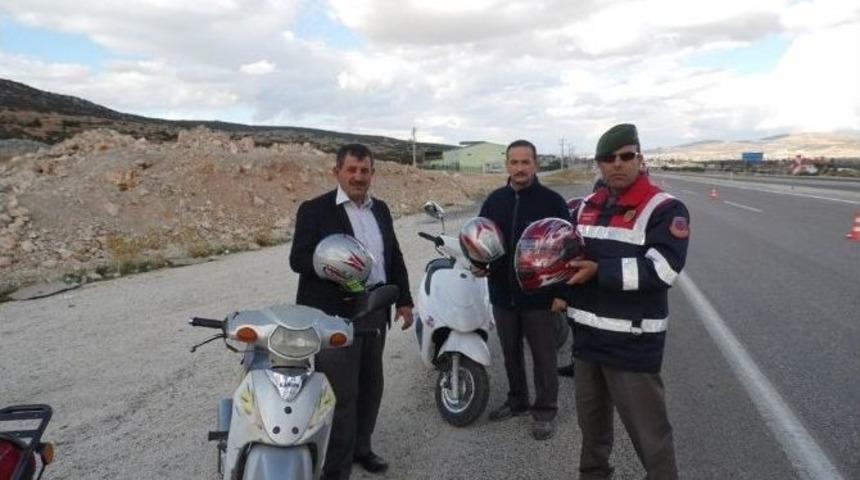 Motosiklet S&uuml;r&uuml;c&uuml;lerine &Uuml;cretsiz Kask Dağıtıldı