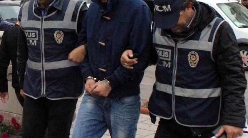 Okul &Ouml;nlerinde Uyuşturucu Sattığı İddia Edilen 3 Kişi Yakalandı