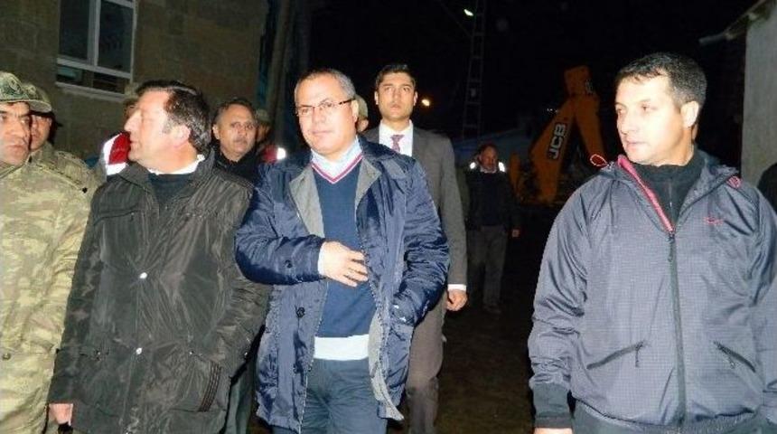 K&ouml;yde &Ccedil;ıkan Yangında 3 Ev, 4 Samanlık K&uuml;l Oldu