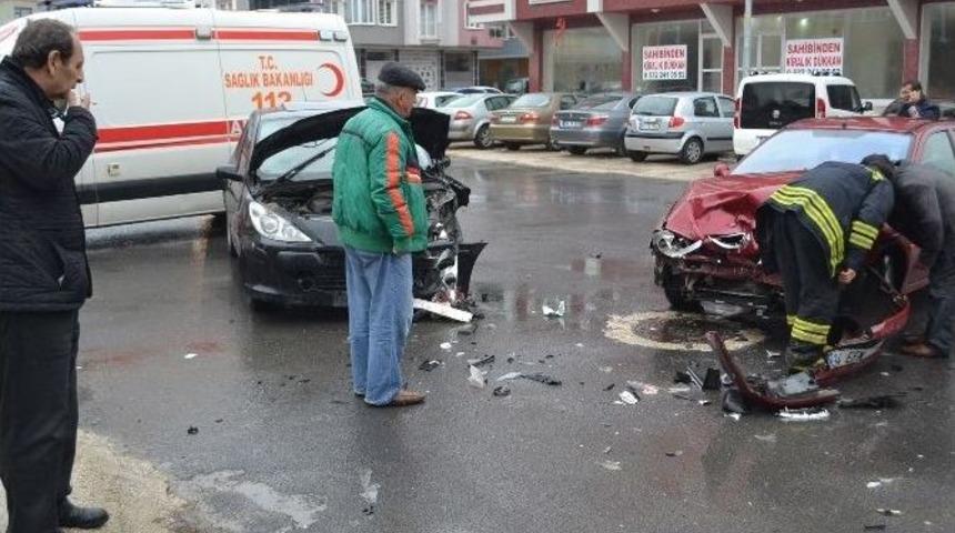 Otomobiller Kafa Kafaya &Ccedil;arpıştı: 2 Yaralı