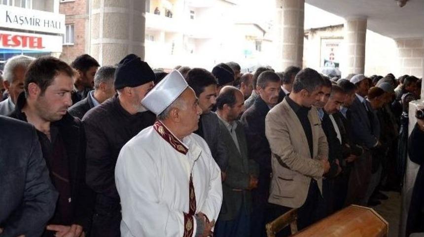 Kazada &Ouml;len 2 Kişi &Ccedil;elikhanda Toprağa Verildi