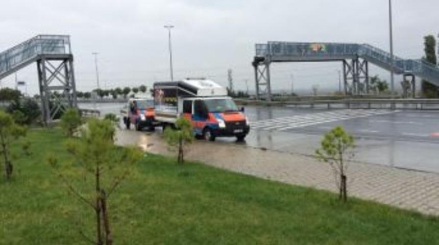 Kamyonun &Ccedil;arptığı &Uuml;stge&ccedil;idin Enkazı Kaldırıldı