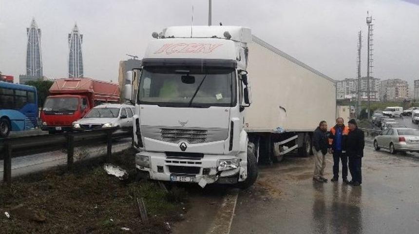 Maltepe&rsquo;de Trafiği Fel&ccedil; Eden Tır Kazası