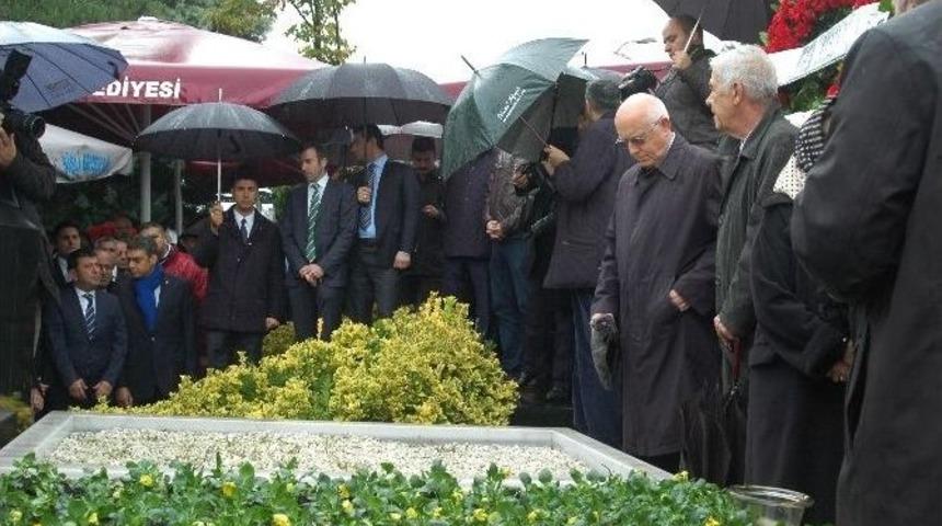 Erdal İn&ouml;n&uuml; Mezarı Başında Anıldı