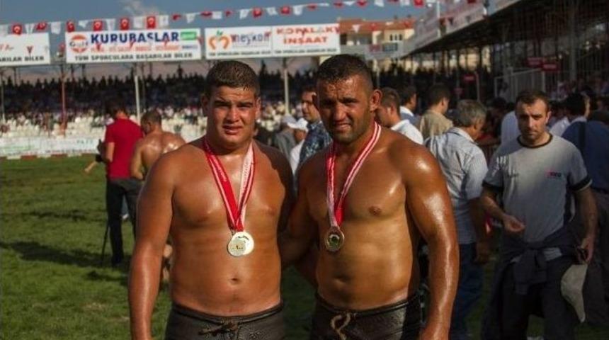 Denizlili G&uuml;reş&ccedil;i&rsquo;den G&uuml;m&uuml;ş Madalya