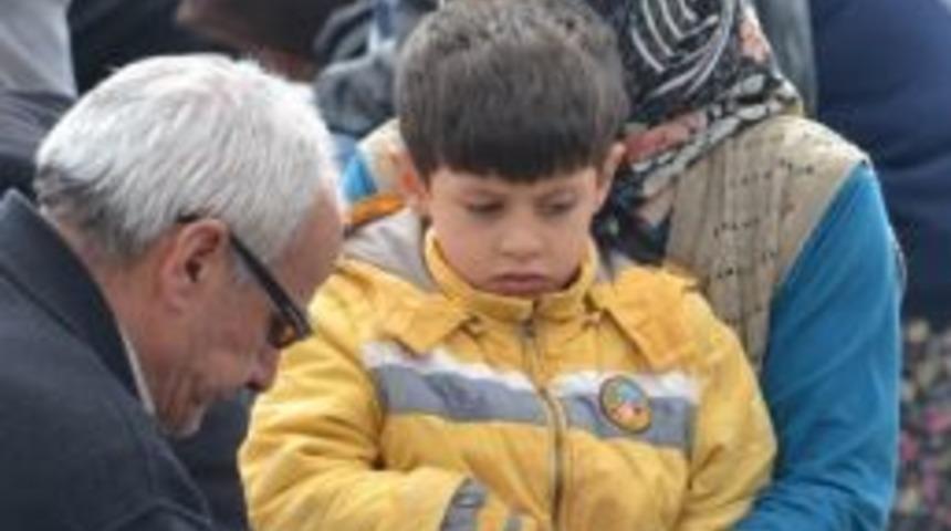 Otob&uuml;sten Dedesinin Yardımıyla Sağ &Ccedil;ıkmaya Başardı