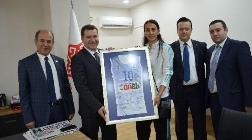 Başkan Yılmaz Voleybolcuları Ağırladı