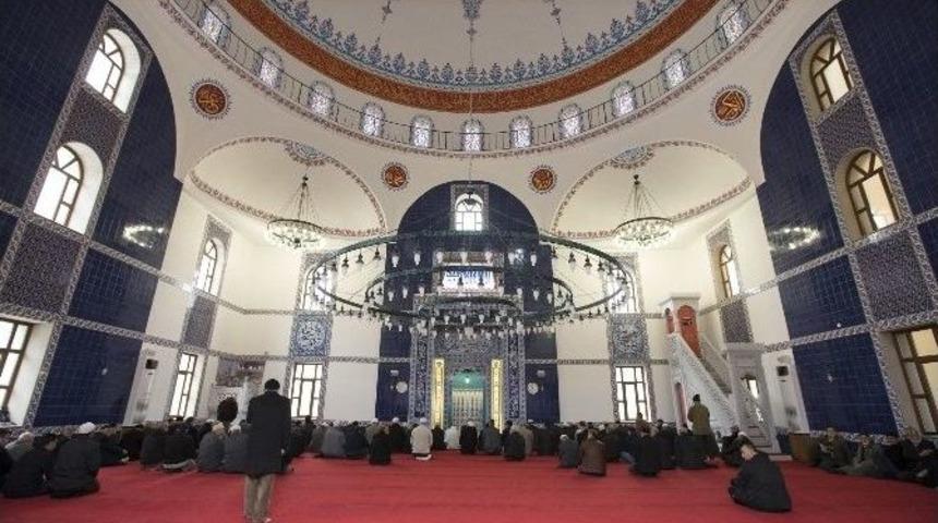 İbadete A&ccedil;ılan Yeni Camide Karaman İ&ccedil;in Dua Ettiler