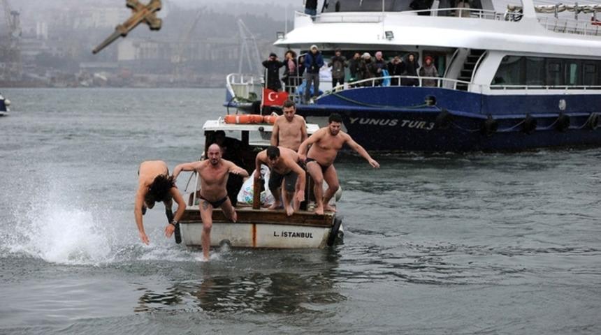 Dondurucu havada denizden ha&ccedil; &ccedil;ıkardılar