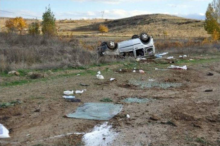 Hafif Ticari Araç Takla Attı: 4 Yaralı G1