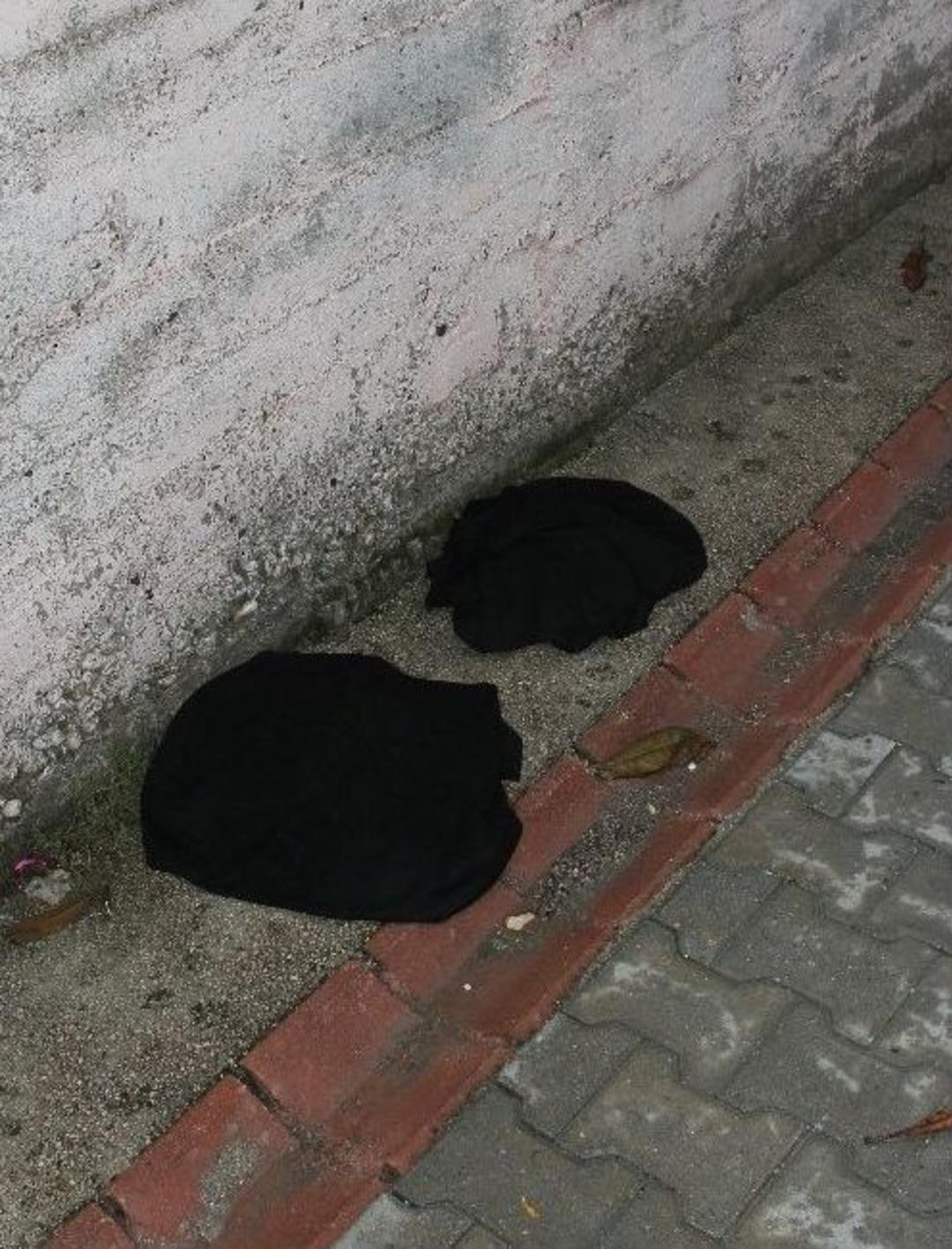 &Ccedil;arşaf Giymiş Saldırgan 2 Kişiyi Yaraladı