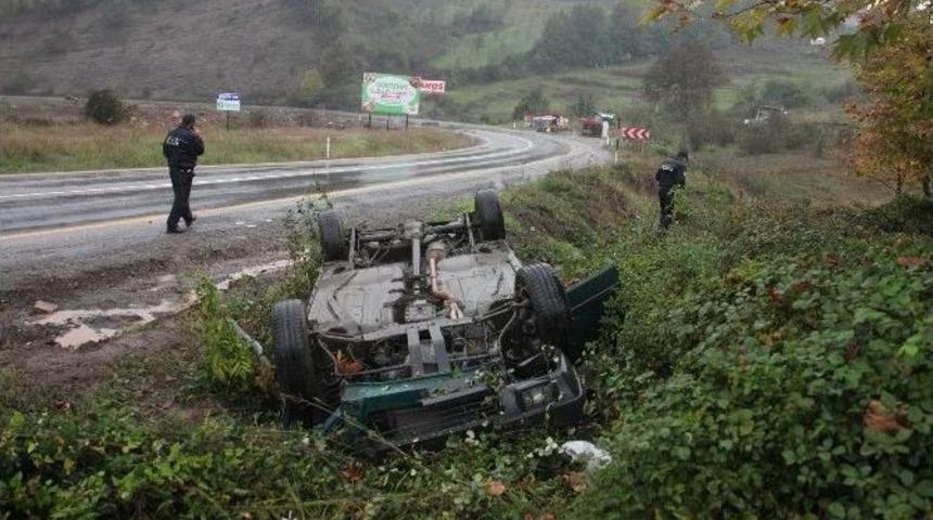 Yoldan &Ccedil;ıkan Otomobil Şarampole Yuvarlandı: &Uuml;&ccedil; Yaralı