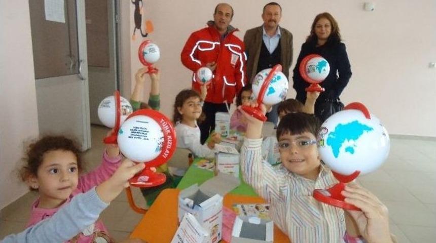 T&uuml;rk Kızılayı&rsquo;ndan Minik &Ouml;ğrencilere Hediye S&uuml;rprizi