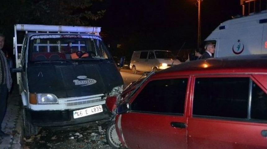 Hızını Alamayan Otomobil, Park Halindeki Ara&ccedil;lara &Ccedil;arptı: 3 Yaralı