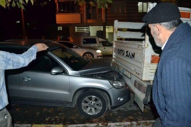 Hızını Alamayan Otomobil, Park Halindeki Ara&ccedil;lara &Ccedil;arptı: 3 Yaralı 1