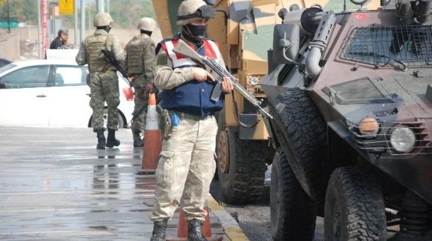 Diyarbakır&rsquo;da Asker Şehre İndi