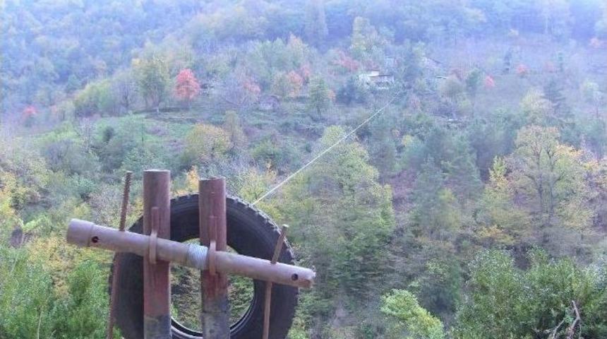 Yolları Kapanınca, Ulaşımı Teleferikle Sağlıyorlar