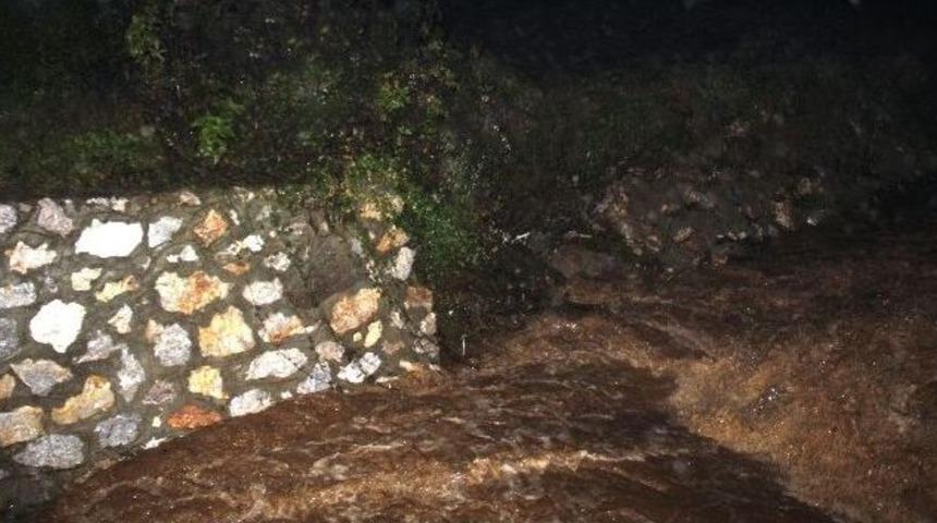 Muhtar Ve Vatandaş Sel N&ouml;beti Tutuyor