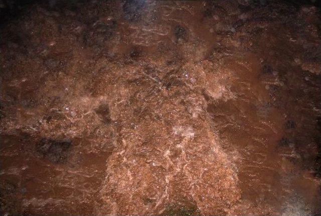 Muhtar Ve Vatandaş Sel N&ouml;beti Tutuyor 1