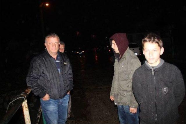 Muhtar Ve Vatandaş Sel N&ouml;beti Tutuyor 2