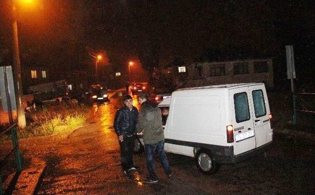 Muhtar Ve Vatandaş Sel N&ouml;beti Tutuyor 3