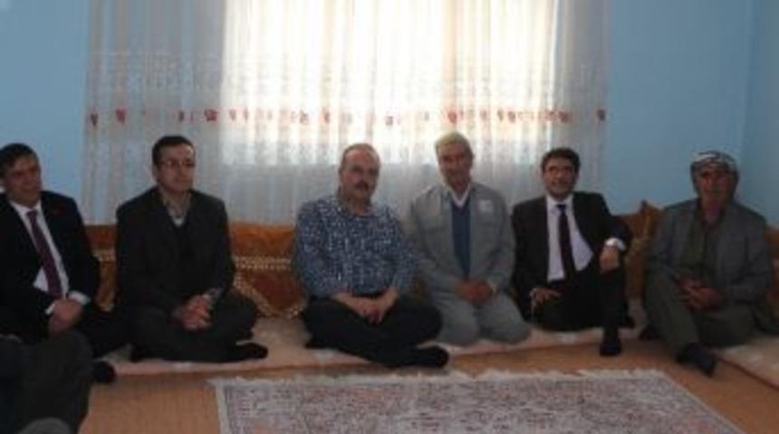 Vali Canbolat Hacıları Evlerinde Ziyaret Etti