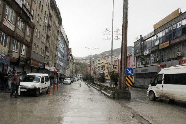 Hakkari’de Hdp, Esnafa Kepenklerinizi Açın Çağrısı Yaptı 1