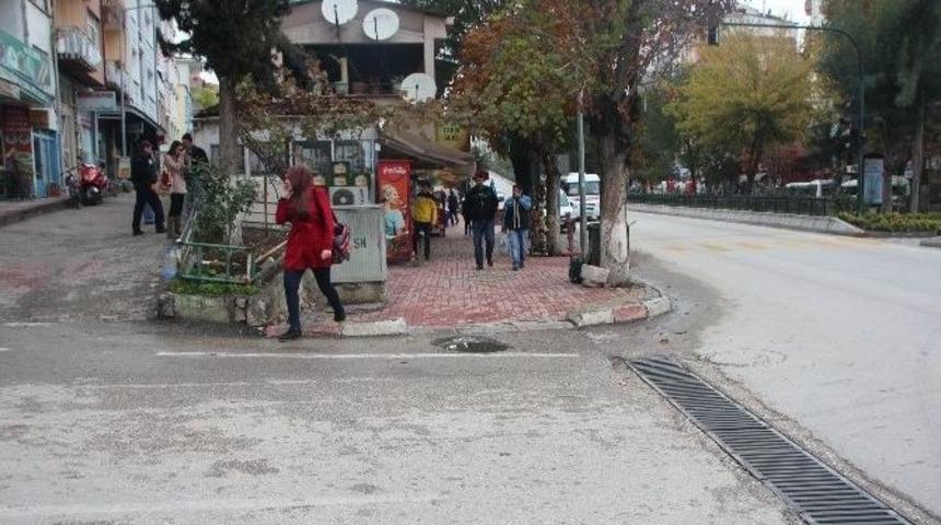 Bilecik&rsquo;te Ş&uuml;pheli Bavul Sıra S&uuml;reli Panik Yaşattı