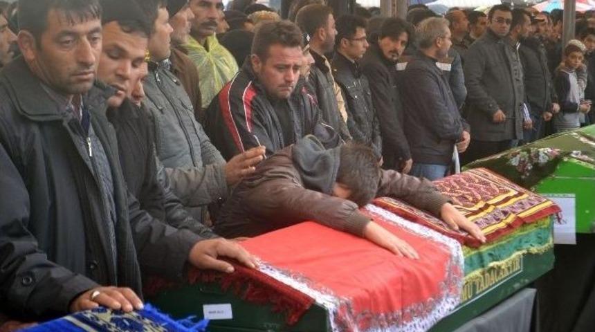 Kazada &Ouml;lenler Toprağa Veriliyor