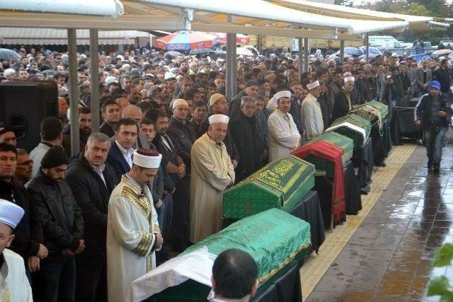 Kazada &Ouml;lenler Toprağa Veriliyor 2