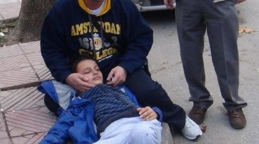 Babasının Dizlerine Yatarak Ambulans Bekledi
