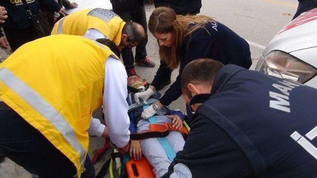 Babasının Dizlerine Yatarak Ambulans Bekledi