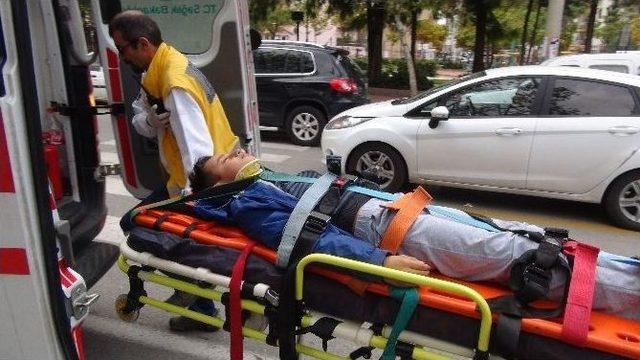 Babasının Dizlerine Yatarak Ambulans Bekledi