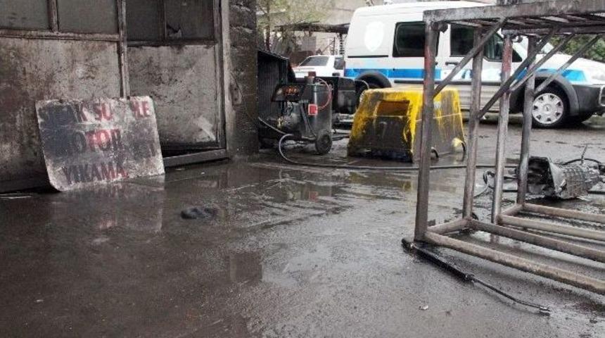 Otomobilin Motorunu Yıkarken 10 Bin Volt Elektriğe Kapıldı