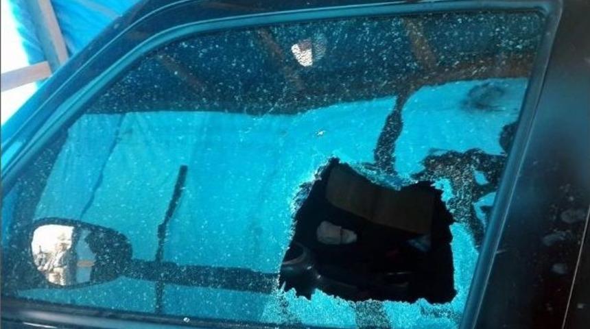 Camını Kırdıkları Otomobilin Paspasını Ve Ruhsatını &Ccedil;aldılar