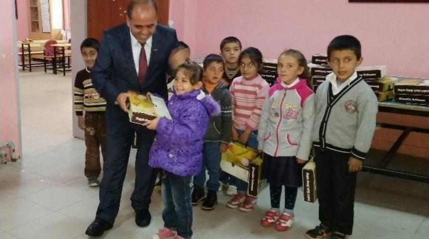 Baskil&rsquo;de &Ouml;ğrencilere Kırtasiye Seti Dağıtıldı