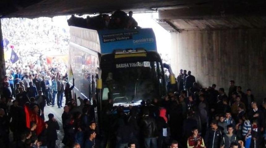 Dbp Otob&uuml;s&uuml;n&uuml;n &Uuml;zerindeki Gazeteciler Zor Anlar Yaşadı